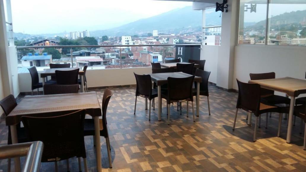 Hotel Giron Plaza Екстериор снимка